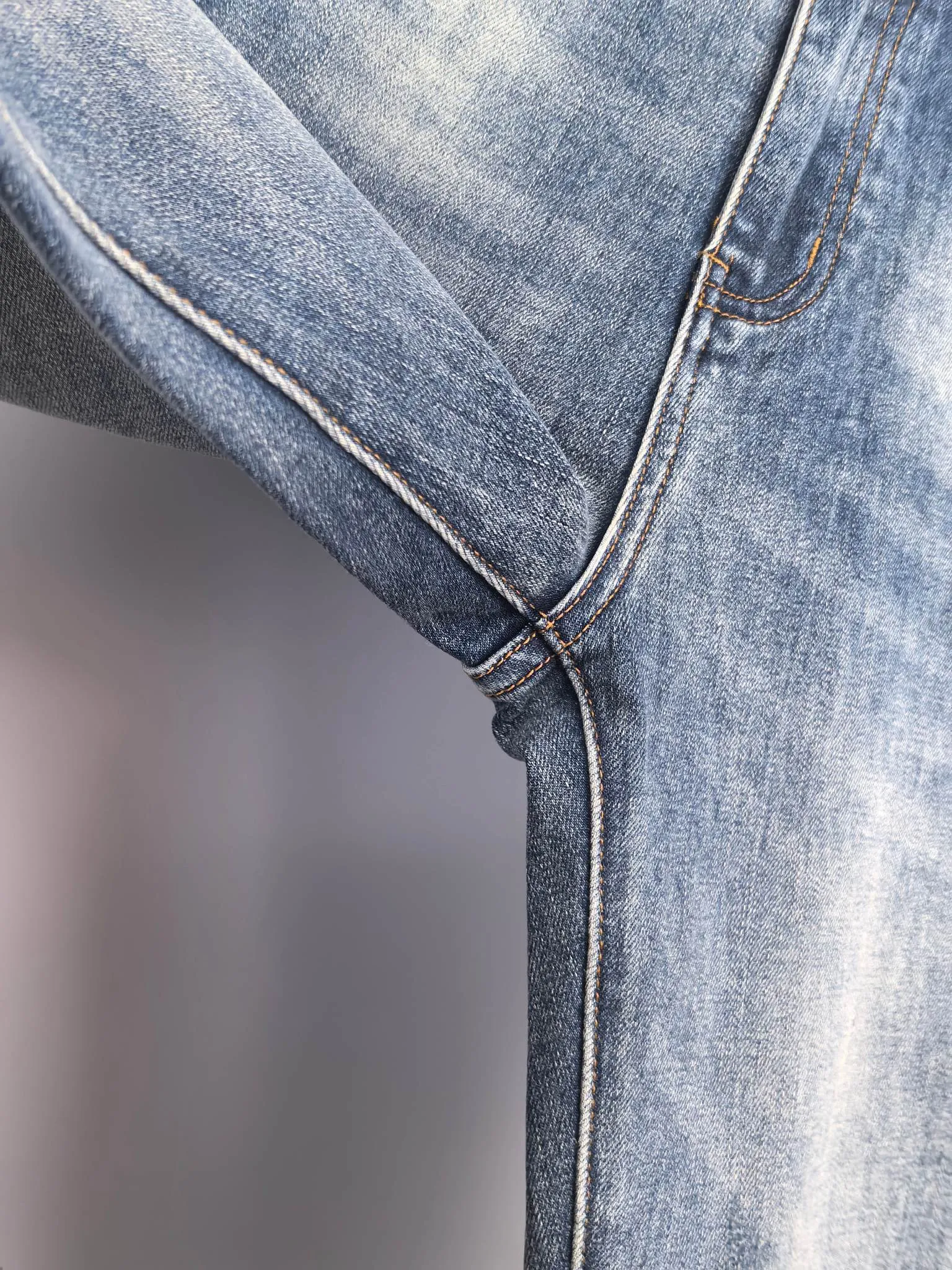 P400 Chrome Hearts men's jeans, official album and poster wear style!  High-grade imported denim raw-color fabrics are supplied to customers, and the pure 13oz ounce corduroy fabrics from Okayama, Japan are specially selected. Heavy-duty environmentally friendly plant enzyme washing process is used. The texture has a light retro color, which is quite beautiful and fits the autumn and winter colors. The fabric is soft and delicate after washing, but has a strong sense of bones and a slight stretch, which provides an excellent comfortable experience. It is not damaged by any technological elements and retains the purest tannin color! The details throughout the body are perfect, exquisite and elegant. The latest leather label on the waist highlights the brand's characteristics. The hardware accessories, leather label and wiring all reflect the craftsmanship! The silhouette is perfectly tailored and has excellent butt lift and slimming effect. It can be easily matched with any top in the wardrobe. It has wide compatibility and is suitable for various daily wear. The upper body is full of shape. It is a must-have trousers for those who are obsessed with quality control and 1V! Size: 28-38 No 35 37